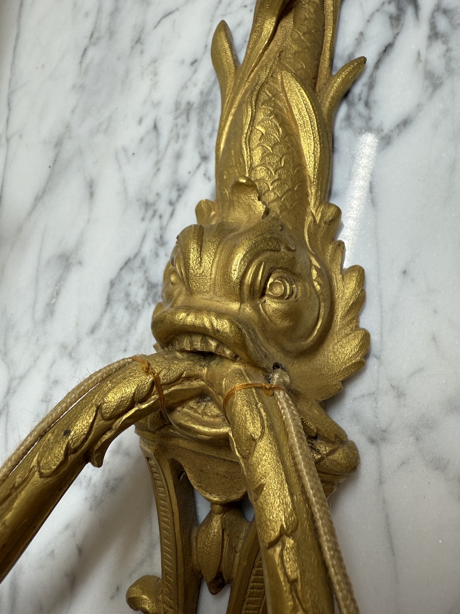 Paire d'appliques de style Louis XVI au dauphin en bronze ciselé et doré, XIXe siècle -photo-3