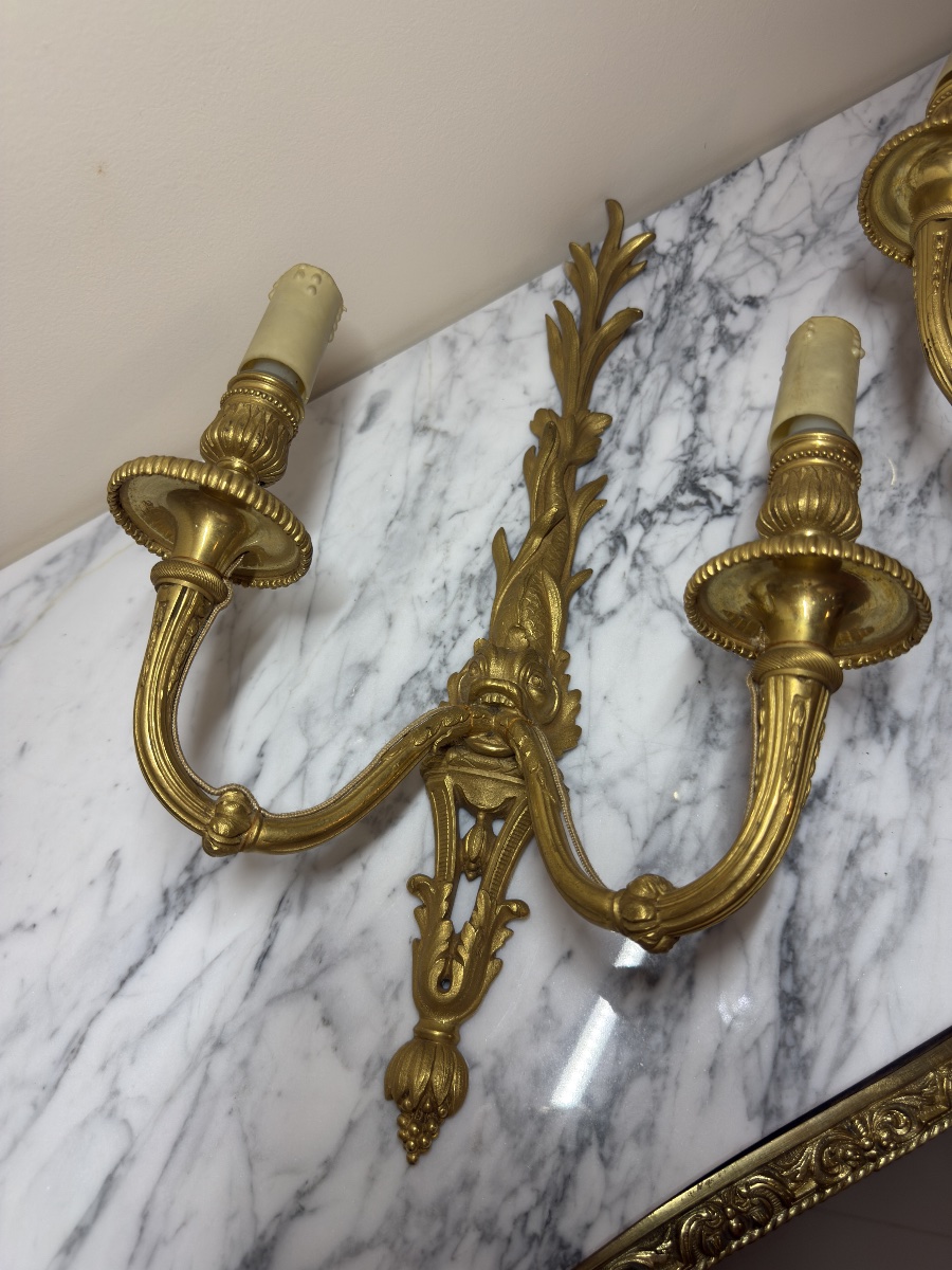 Paire d'appliques de style Louis XVI au dauphin en bronze ciselé et doré, XIXe siècle -photo-8