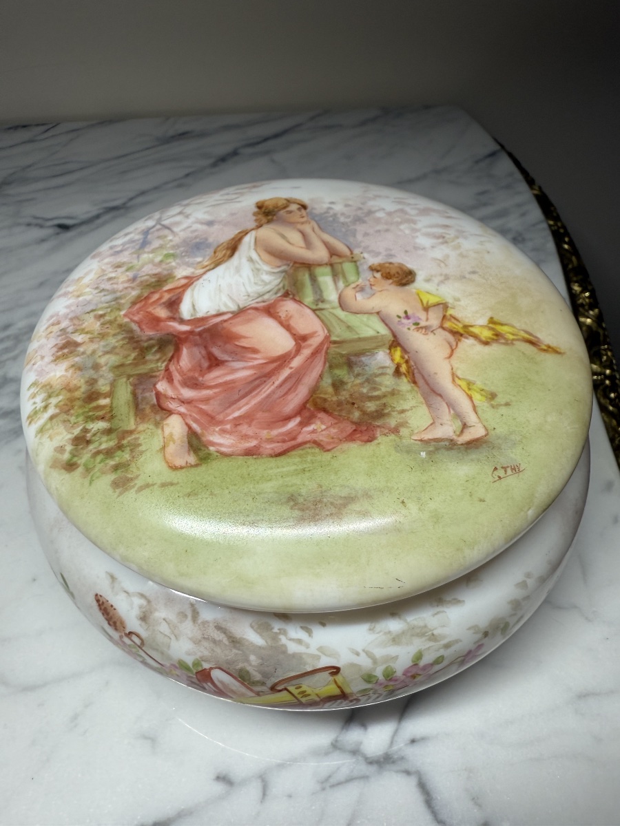 Grande Boîte ou Bonbonnière en Opaline Belle Époque  – Décor Cupidon signée THY