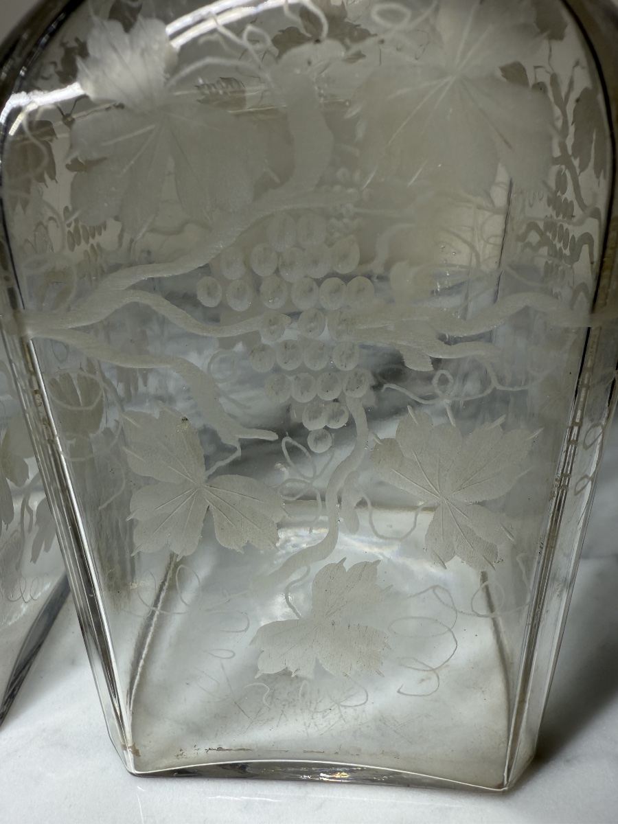 Paire de flacons ou carafes carrés en cristal gravé XIXe – Décor Vigne (Baccarat / St-Louis)-photo-2