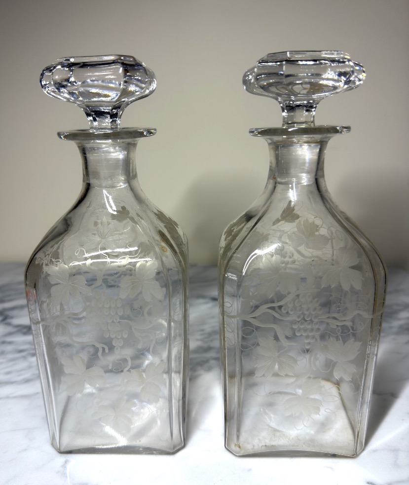 Paire de flacons ou carafes carrés en cristal gravé XIXe – Décor Vigne (Baccarat / St-Louis)