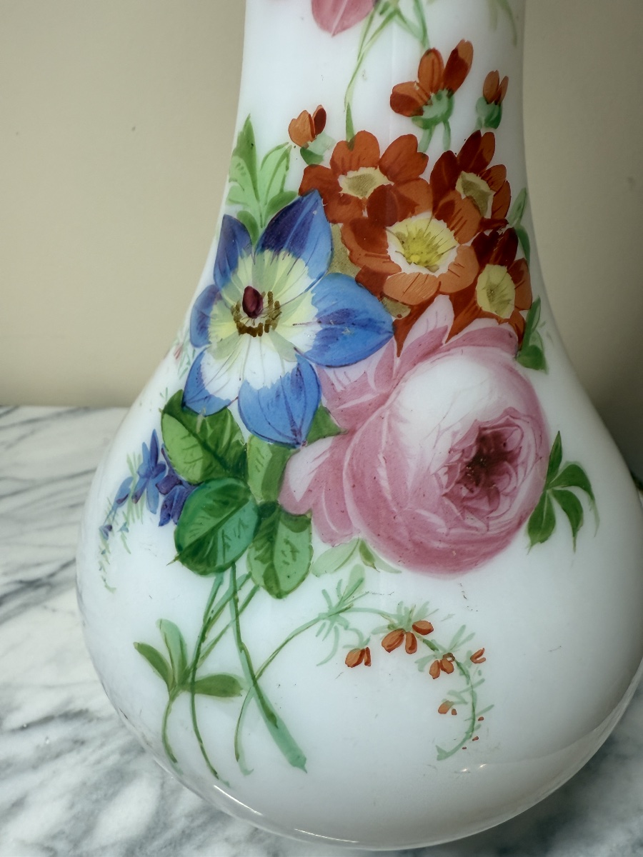 Vase en opaline savonneuse attribué à la manufacture de Baccarat, décor floral -photo-2