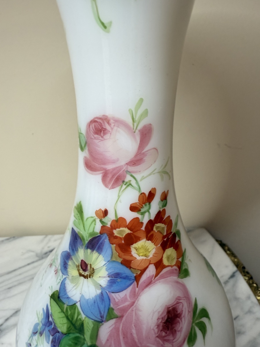 Vase en opaline savonneuse attribué à la manufacture de Baccarat, décor floral -photo-3