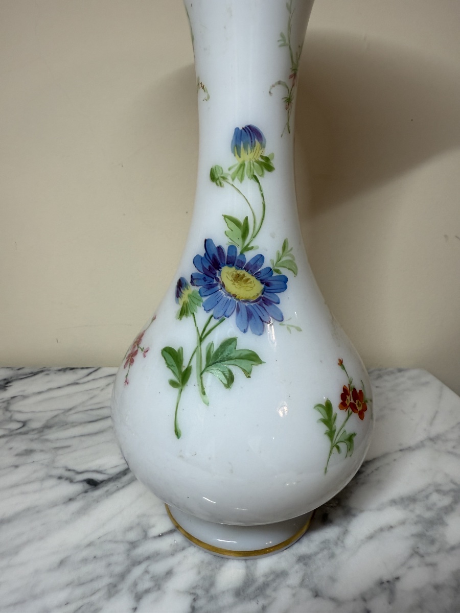 Vase en opaline savonneuse attribué à la manufacture de Baccarat, décor floral -photo-2