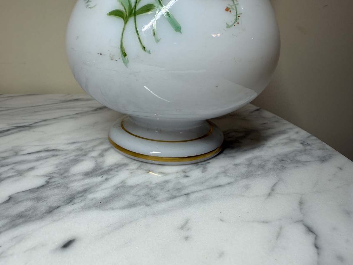 Vase en opaline savonneuse attribué à la manufacture de Baccarat, décor floral -photo-3