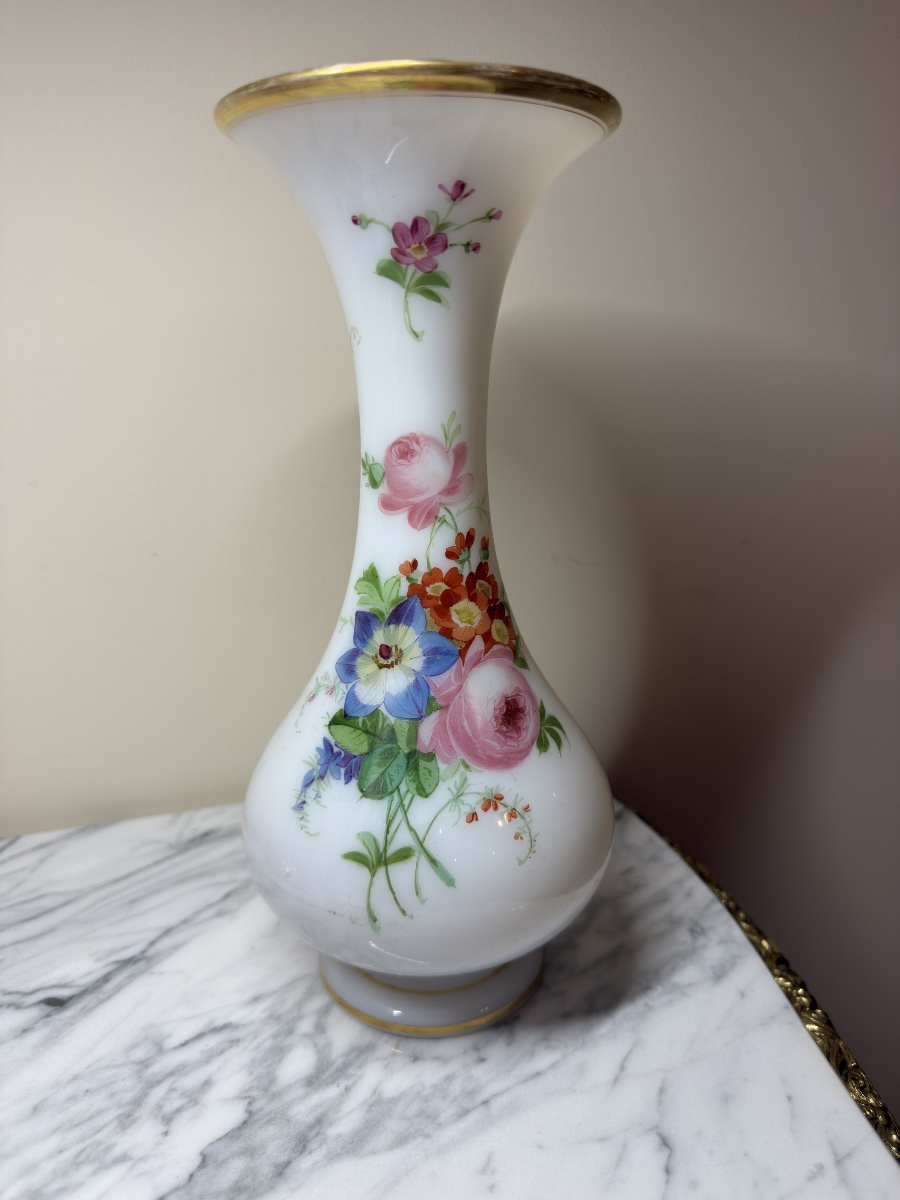 Vase en opaline savonneuse attribué à la manufacture de Baccarat, décor floral -photo-4