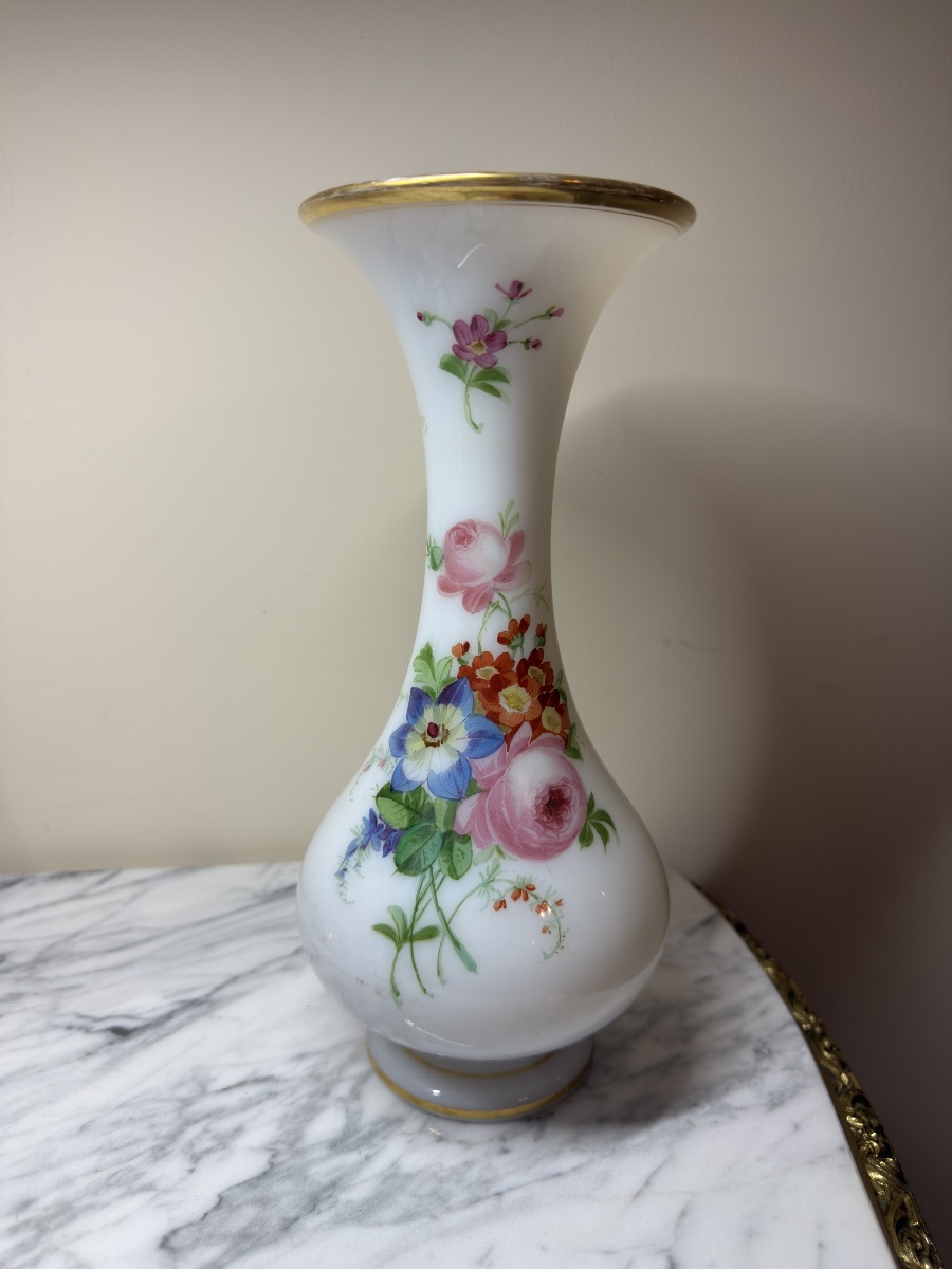 Vase en opaline savonneuse attribué à la manufacture de Baccarat, décor floral -photo-5