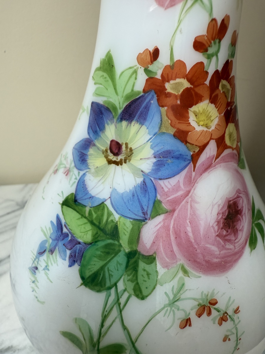 Vase en opaline savonneuse attribué à la manufacture de Baccarat, décor floral -photo-6
