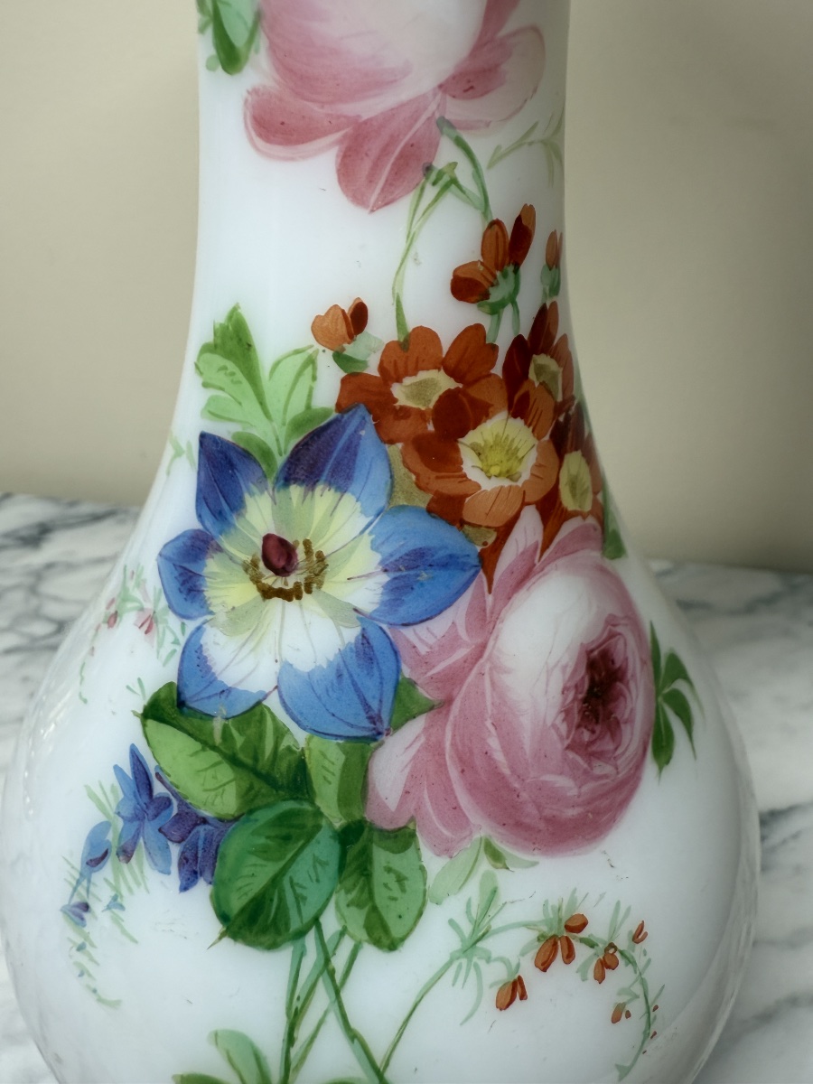 Vase en opaline savonneuse attribué à la manufacture de Baccarat, décor floral -photo-7