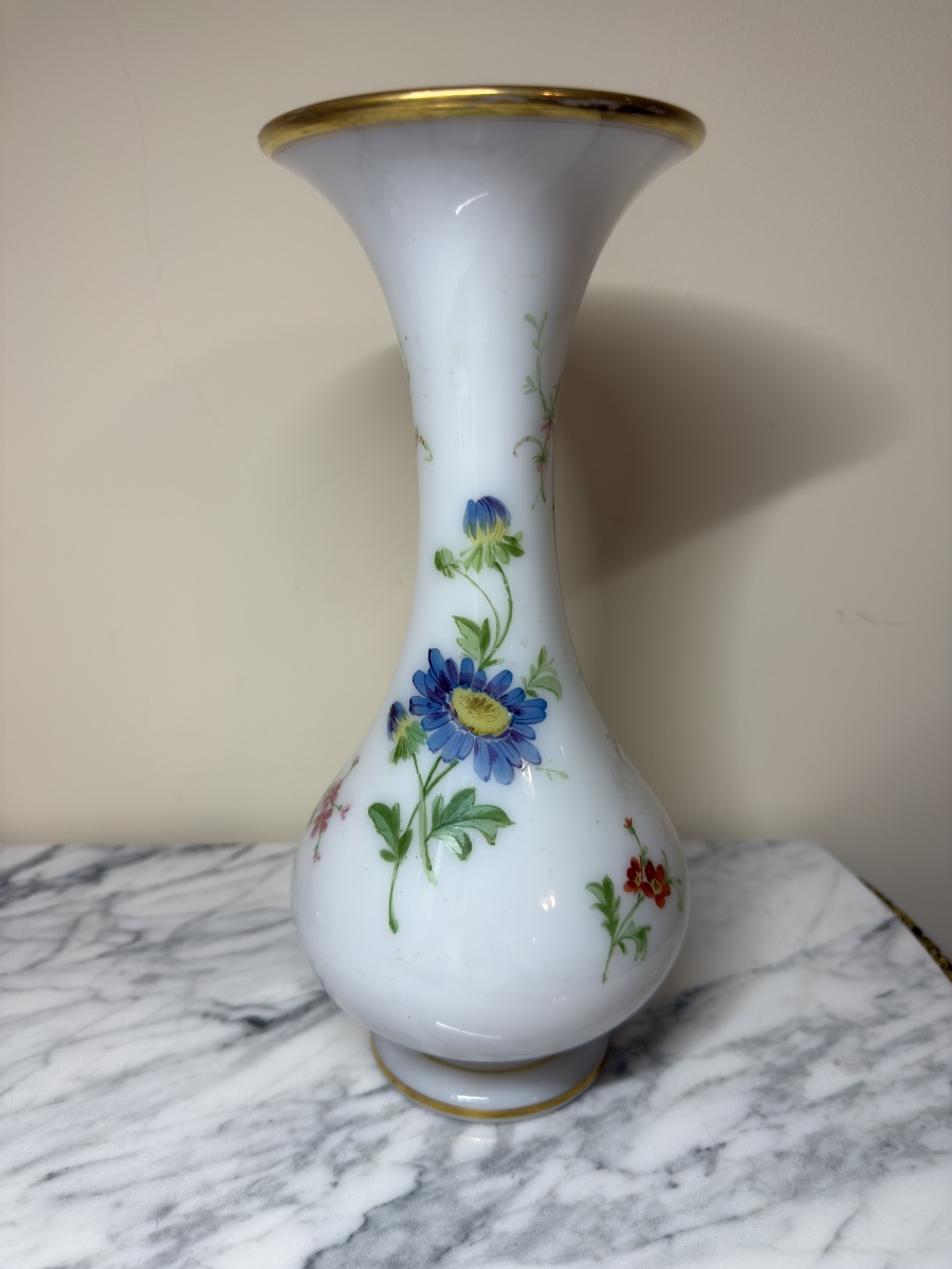 Vase en opaline savonneuse attribué à la manufacture de Baccarat, décor floral -photo-8