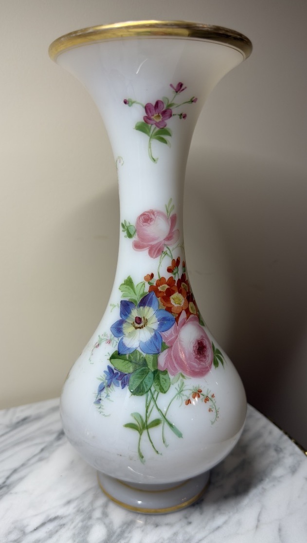 Vase en opaline savonneuse attribué à la manufacture de Baccarat, décor floral 