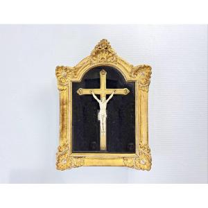 Christ en ivoire dans cadre doré, époque XVIII e