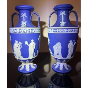 Paire De Vases Trophées Wedgwood