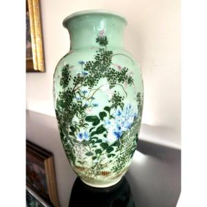 Japon. Vase en porcelaine céladon à décor de fleurs fin XIXe siècle