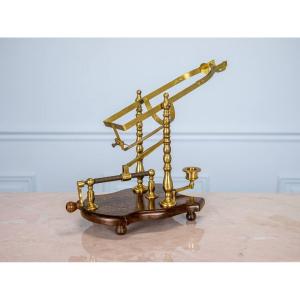 DECANTEUR à vin en laiton, bronze . socle en bois