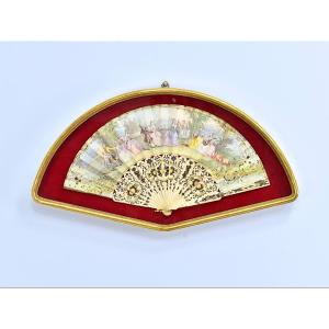 Eventail ancien encadré.