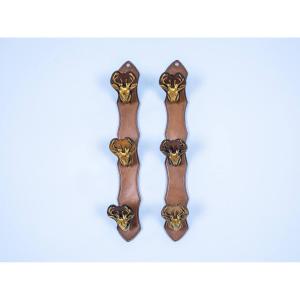 Présentoir mural pour armes avec crochets en cerf.