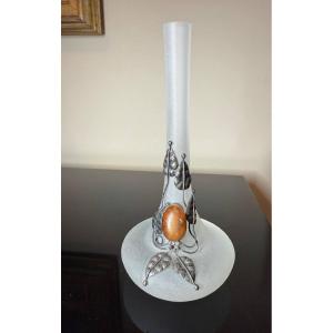 Vase en verre dépoli orné d'argent massif et d'un d'ambre