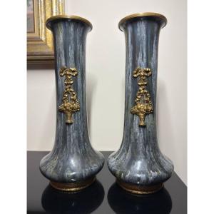 Dans le goût de Sèvres, paire de vases en céramique émaillé