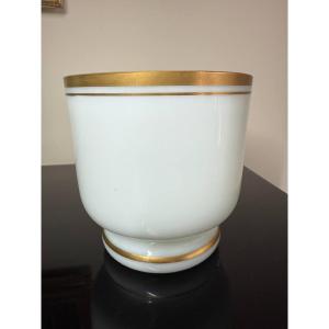 Vase en opaline de couleur blanche à décor de filets dorés.