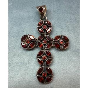 Croix en argent sertie de grenat