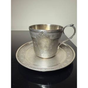 TASSE ET SOUS TASSE EN ARGENT À DÉCOR GUILLOCHÉ EN ARGENT MASSIF
