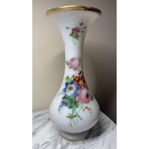 Vase en opaline savonneuse attribué à la manufacture de Baccarat, décor floral