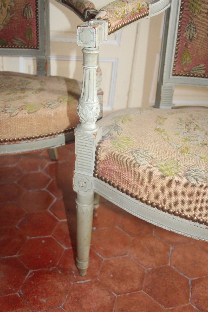Suite de trois fauteuils laqués gris perle, époque du Directoire, fin XVIIIe.-photo-1
