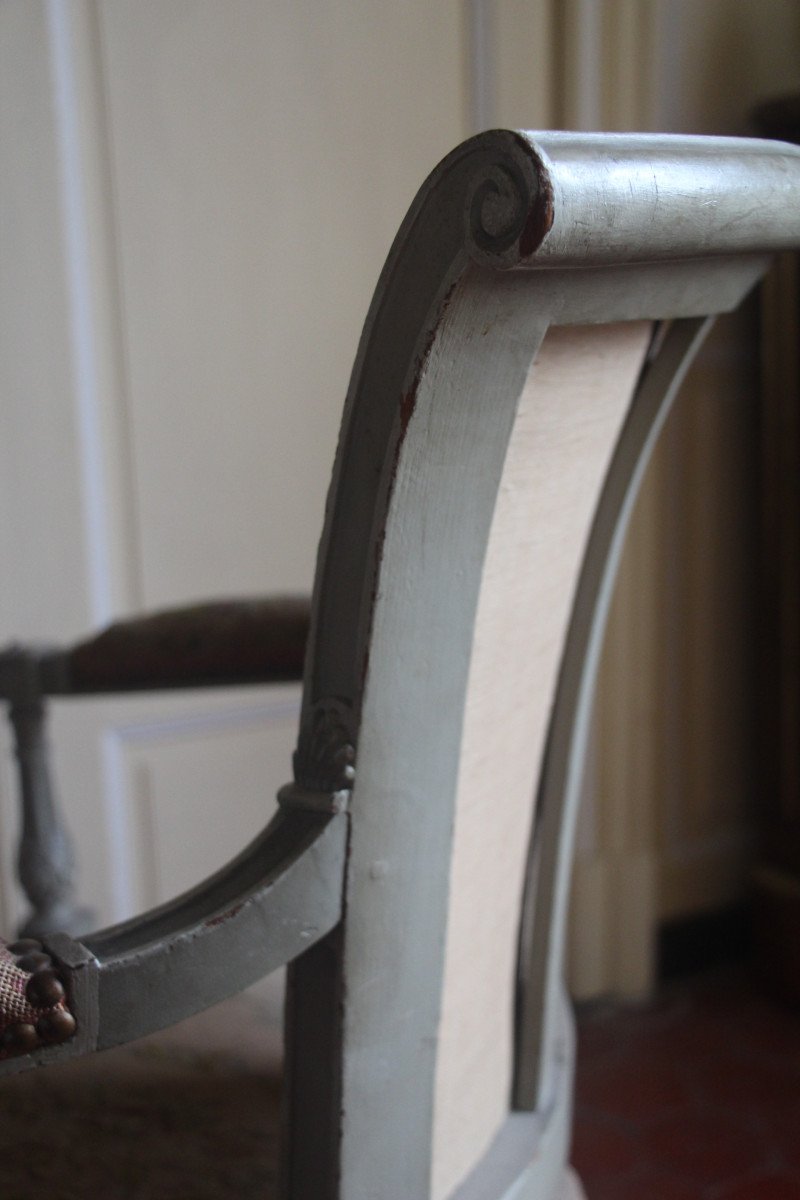 Suite de trois fauteuils laqués gris perle, époque du Directoire, fin XVIIIe.-photo-4