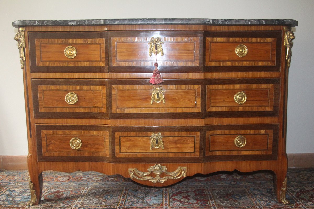 Transitional Chest Of Drawers, From The Louis XV And Louis XVI Periods, In Marquetry, 18th Century.