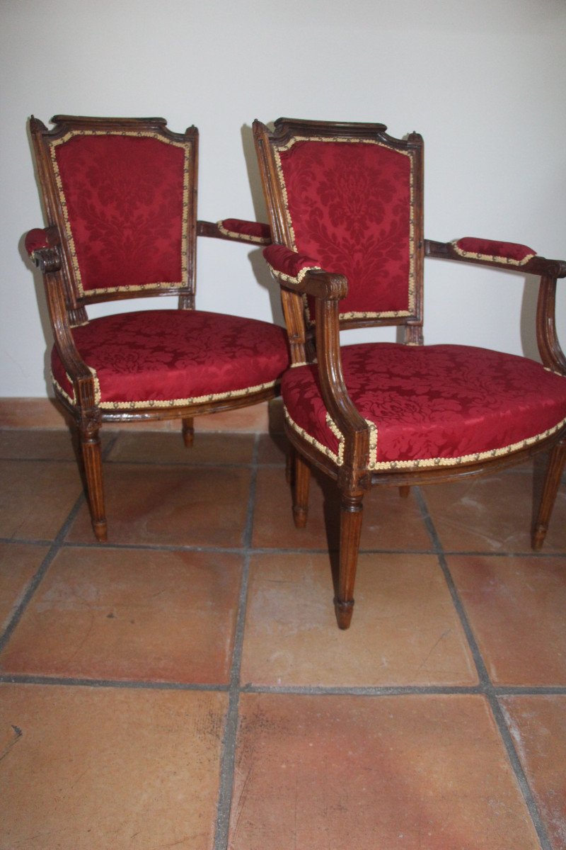 Paire de fauteuils à chapeau de gendarme, époque Louis XVI, XVIIIe.-photo-4