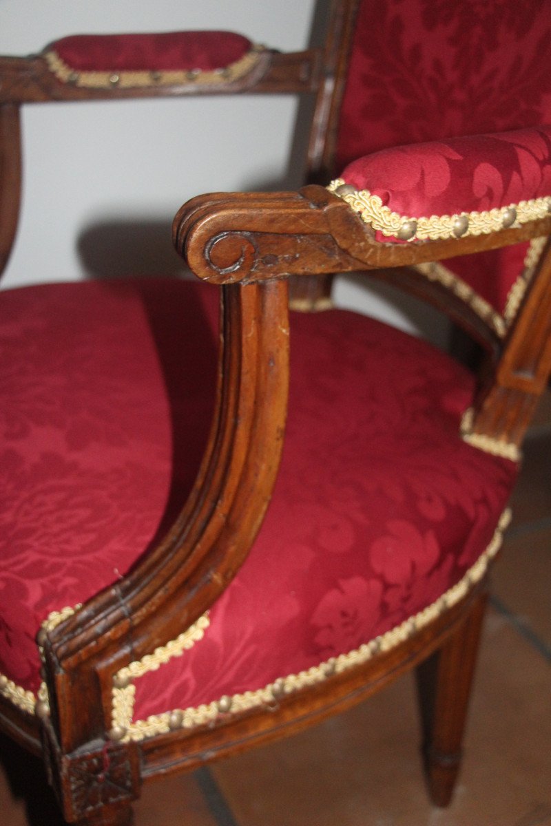 Paire de fauteuils à chapeau de gendarme, époque Louis XVI, XVIIIe.-photo-4
