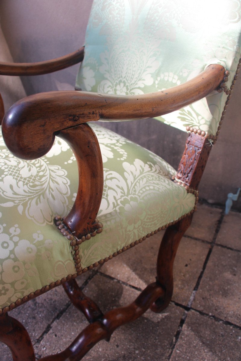 Suite de deux fauteuils en noyer, XVIIe siècle.-photo-7