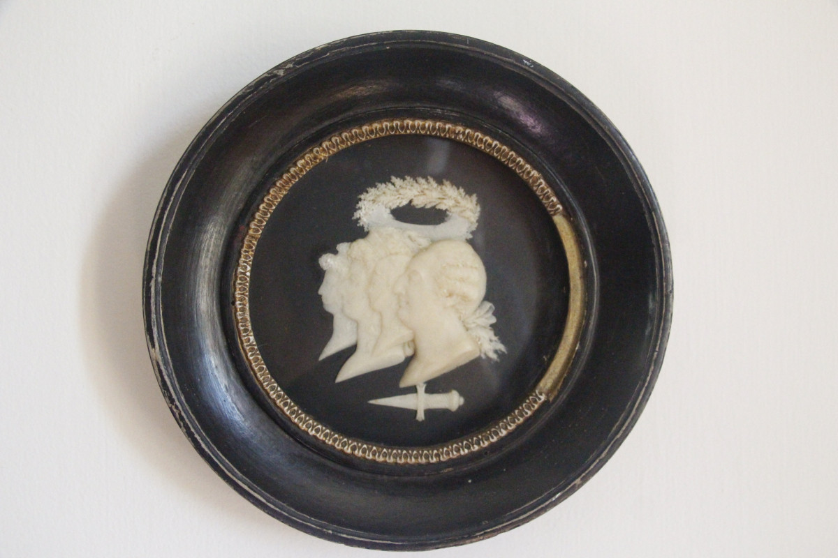 Miniature en ivoire, figurant Louis XVI et la famille royale, XIXe siècle.-photo-2