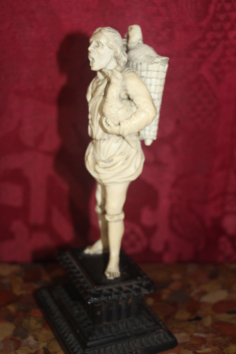 Le vendeur d'oies en ivoire d'origine flamande, du XVIIIe siècle.-photo-5