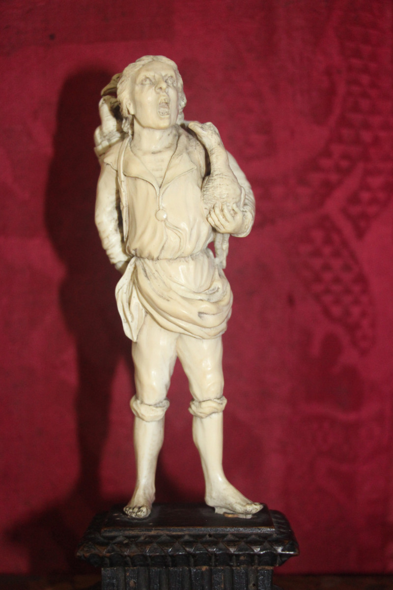 Le vendeur d'oies en ivoire d'origine flamande, du XVIIIe siècle.-photo-7