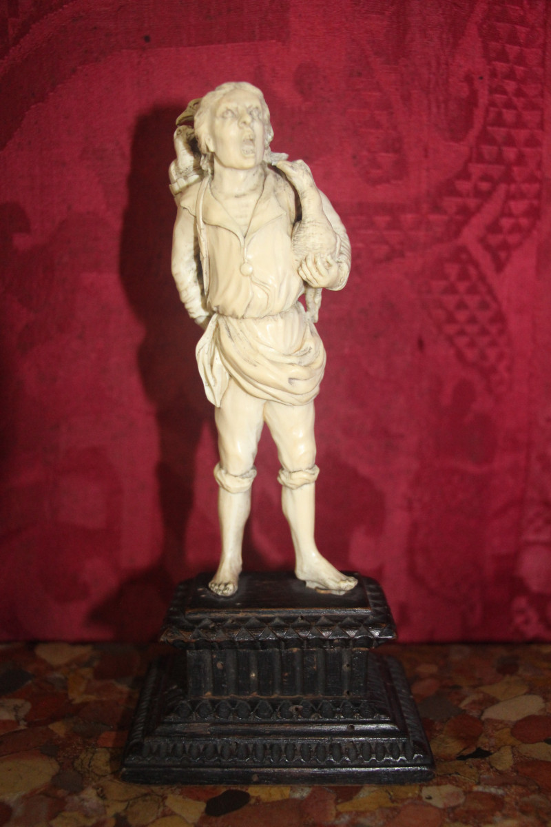 Le vendeur d'oies en ivoire d'origine flamande, du XVIIIe siècle.