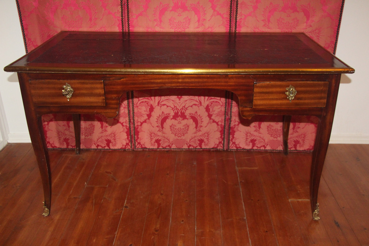 Bureau plat en bois de satiné, époque Louis XV, XVIIIe siècle.