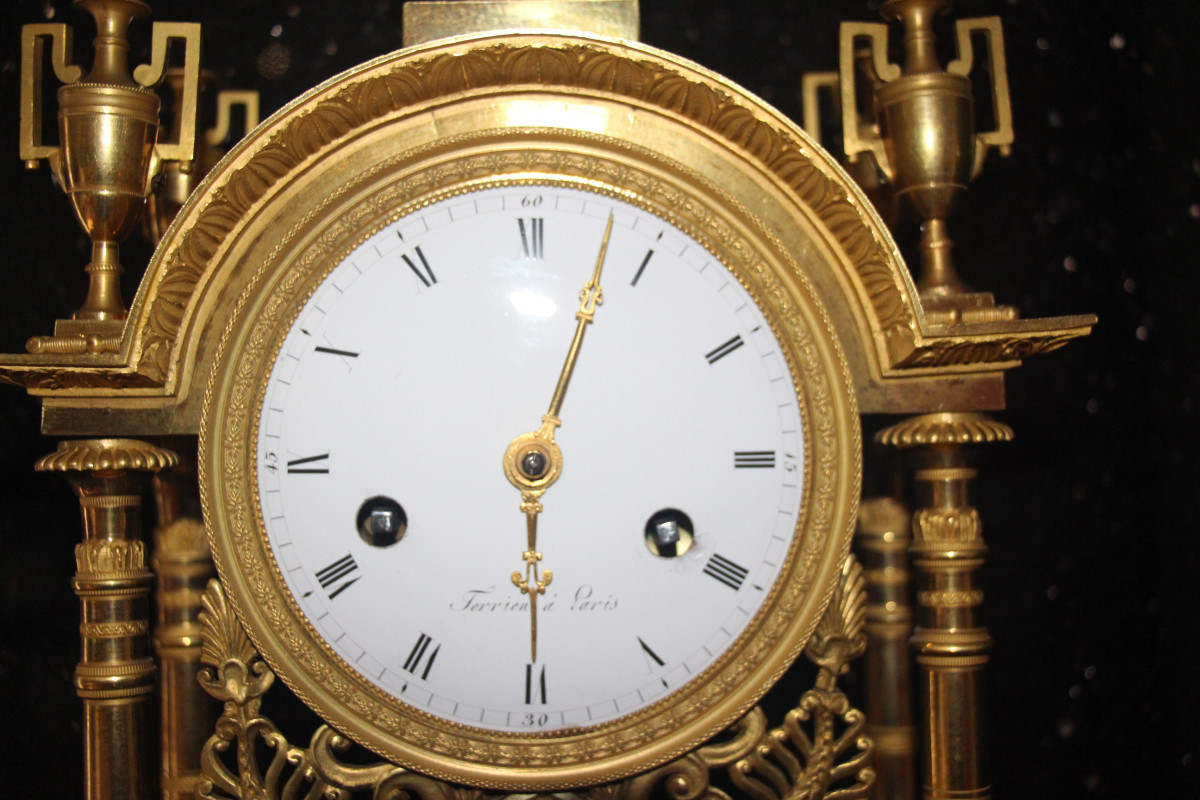 Pendule portique en bronze doré d'époque Empire signée TERRIEN à Paris.-photo-1