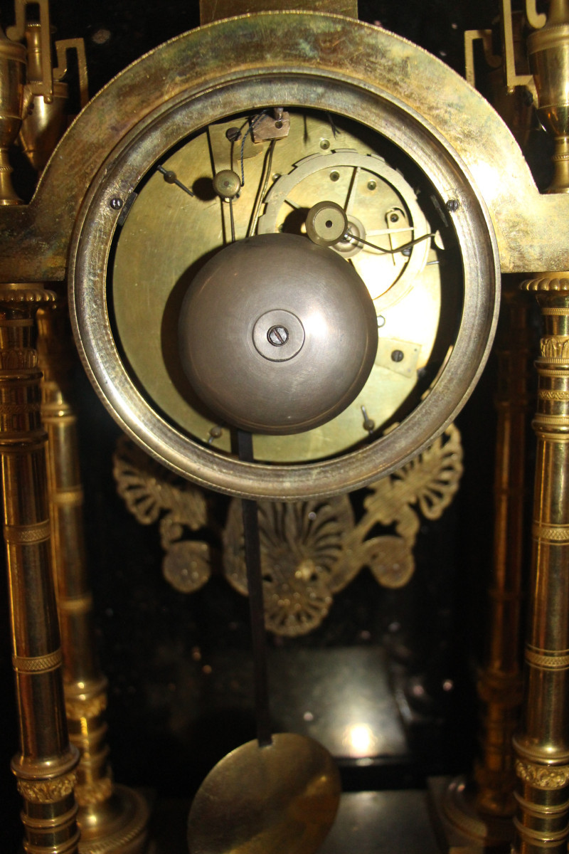 Pendule portique en bronze doré d'époque Empire signée TERRIEN à Paris.-photo-7
