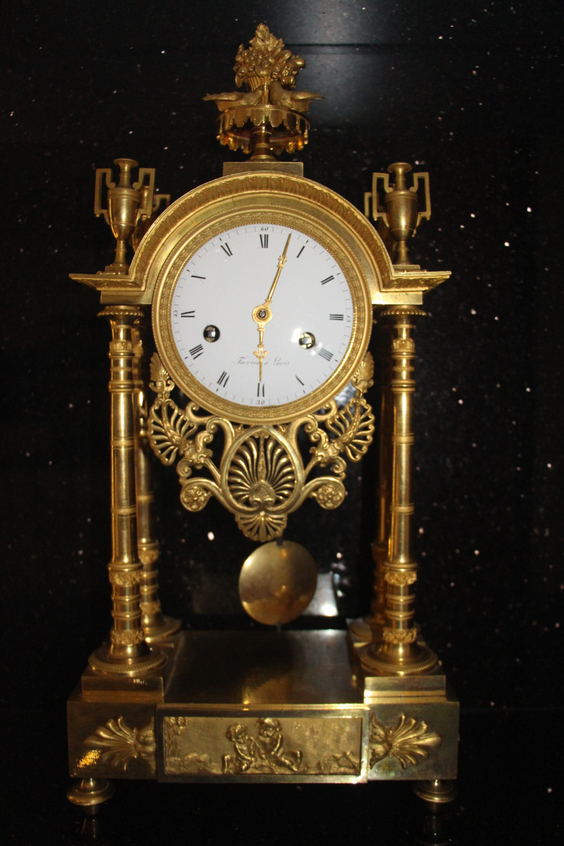 Pendule portique en bronze doré d'époque Empire signée TERRIEN à Paris.