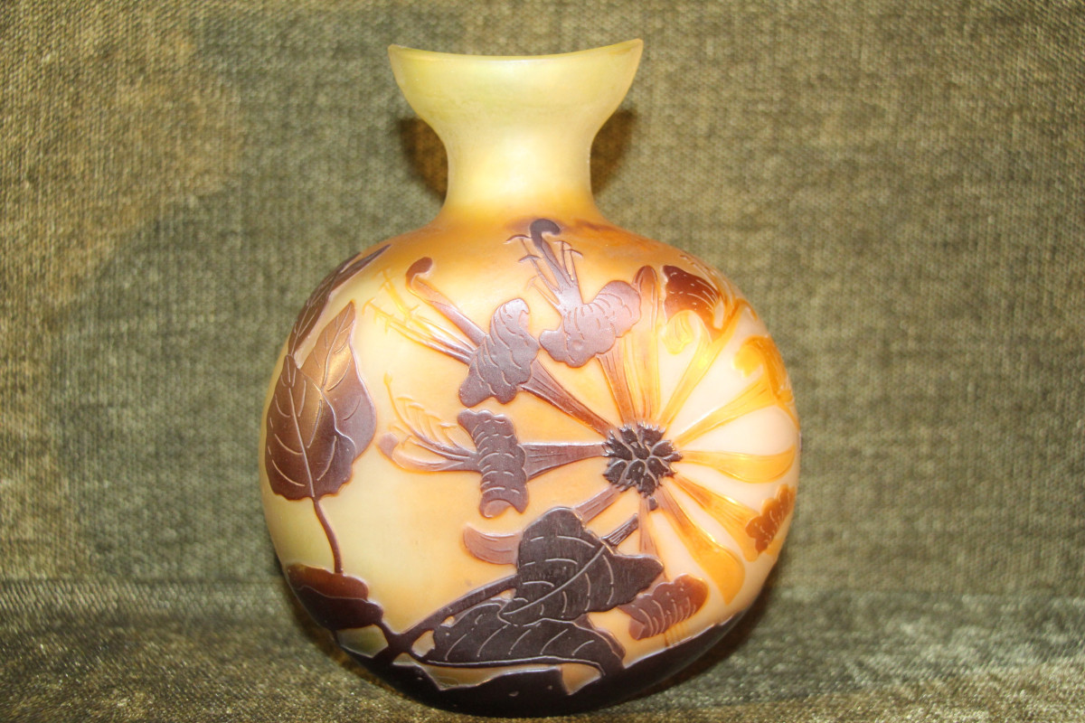 Emile Gallé (1846-1904) - Vase gourde à décor de fleurs de lys sauvages.