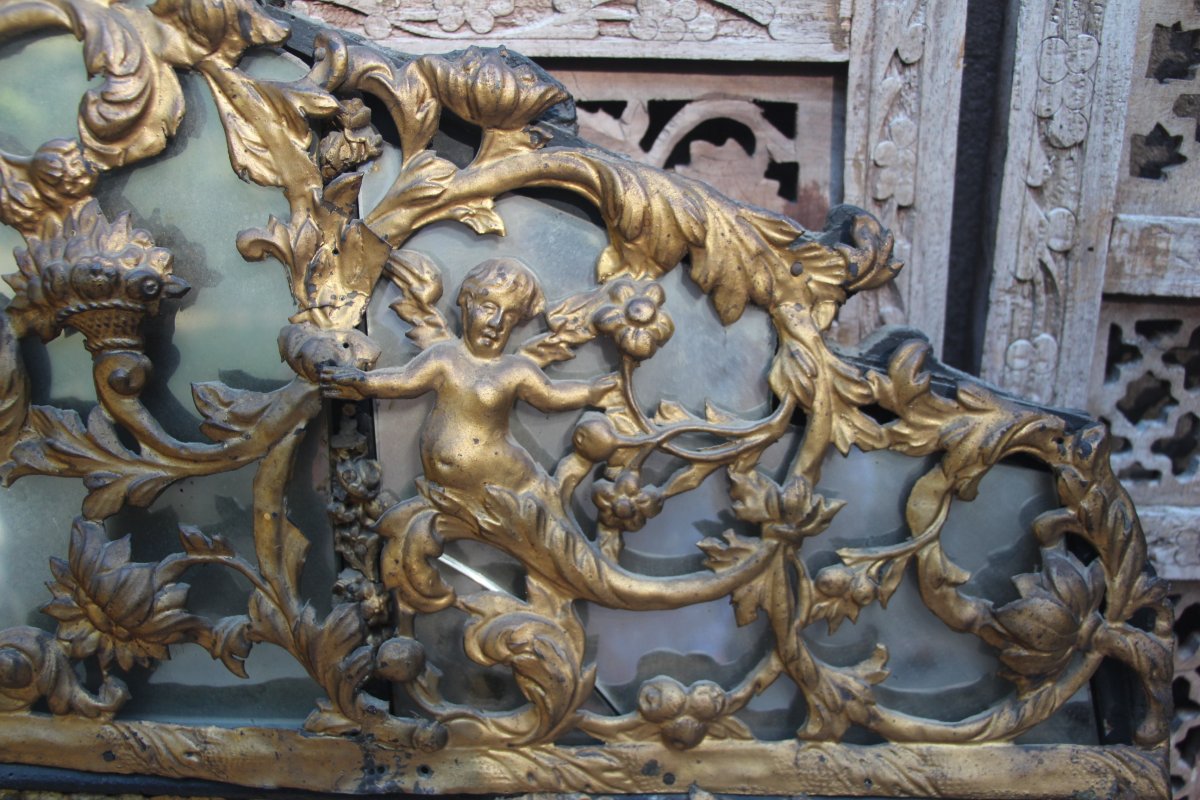Miroir à parecloses en laiton repoussé, époque Louis XIV, XVIIe siècle.-photo-3