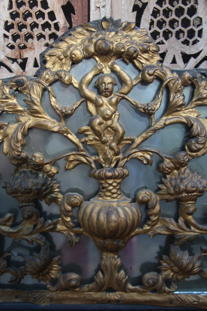 Miroir à parecloses en laiton repoussé, époque Louis XIV, XVIIe siècle.-photo-4