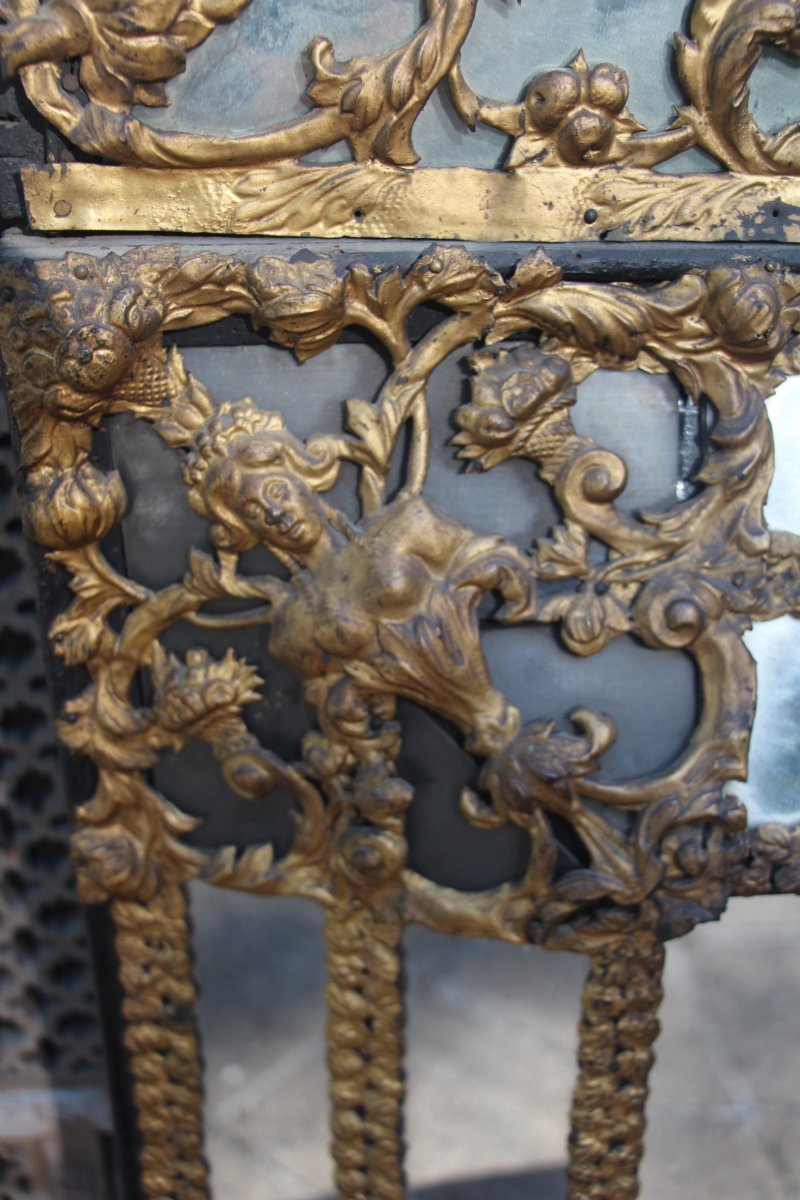 Miroir à parecloses en laiton repoussé, époque Louis XIV, XVIIe siècle.-photo-2