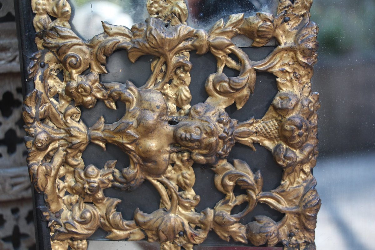 Miroir à parecloses en laiton repoussé, époque Louis XIV, XVIIe siècle.-photo-3
