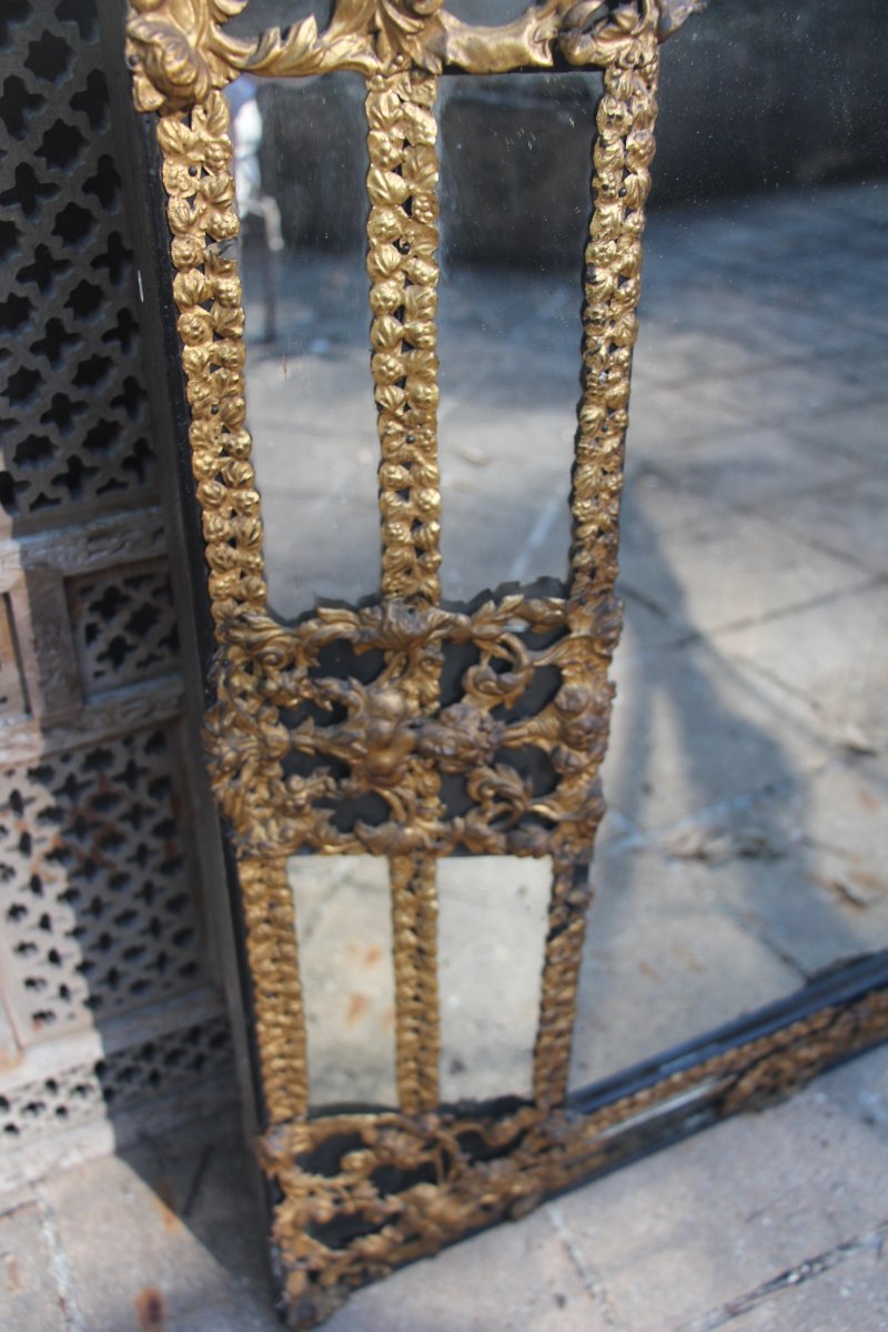 Miroir à parecloses en laiton repoussé, époque Louis XIV, XVIIe siècle.-photo-4
