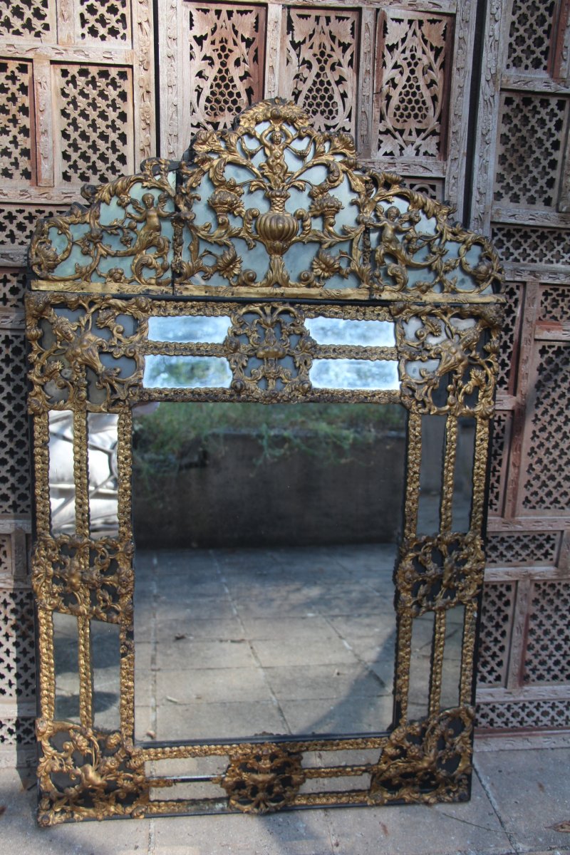 Miroir à parecloses en laiton repoussé, époque Louis XIV, XVIIe siècle.