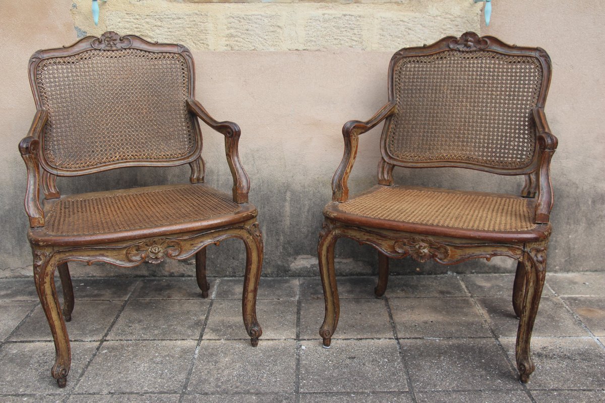 Paire de fauteuils cannés, époque Louis XV, estampillés Etienne Meunier, XVIIIe siècle.