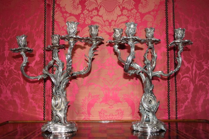 Importante paire de candélabres en bronze argenté, de style rocaille, vers 1840, XIXe siècle.-photo-3